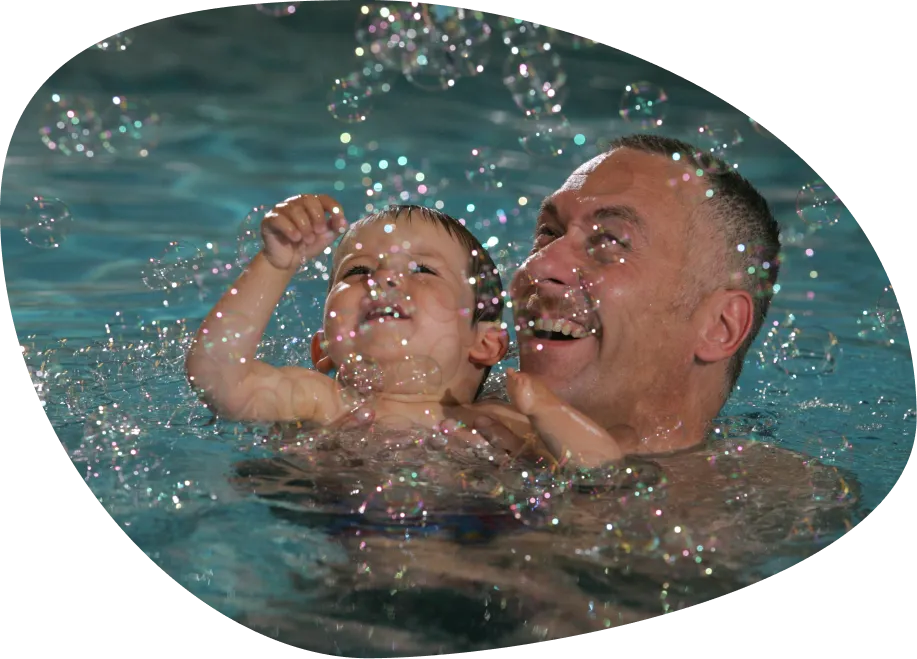 Kind spielt mit Vater im Wasser